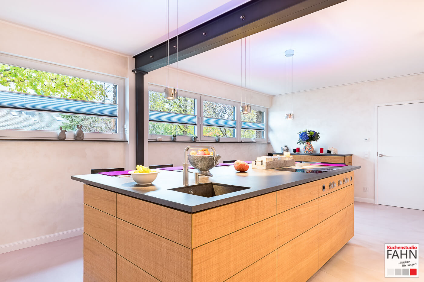 Design Inselküche Echtholz mit weißem Wandschrank Schreinerküche Design Echtholz