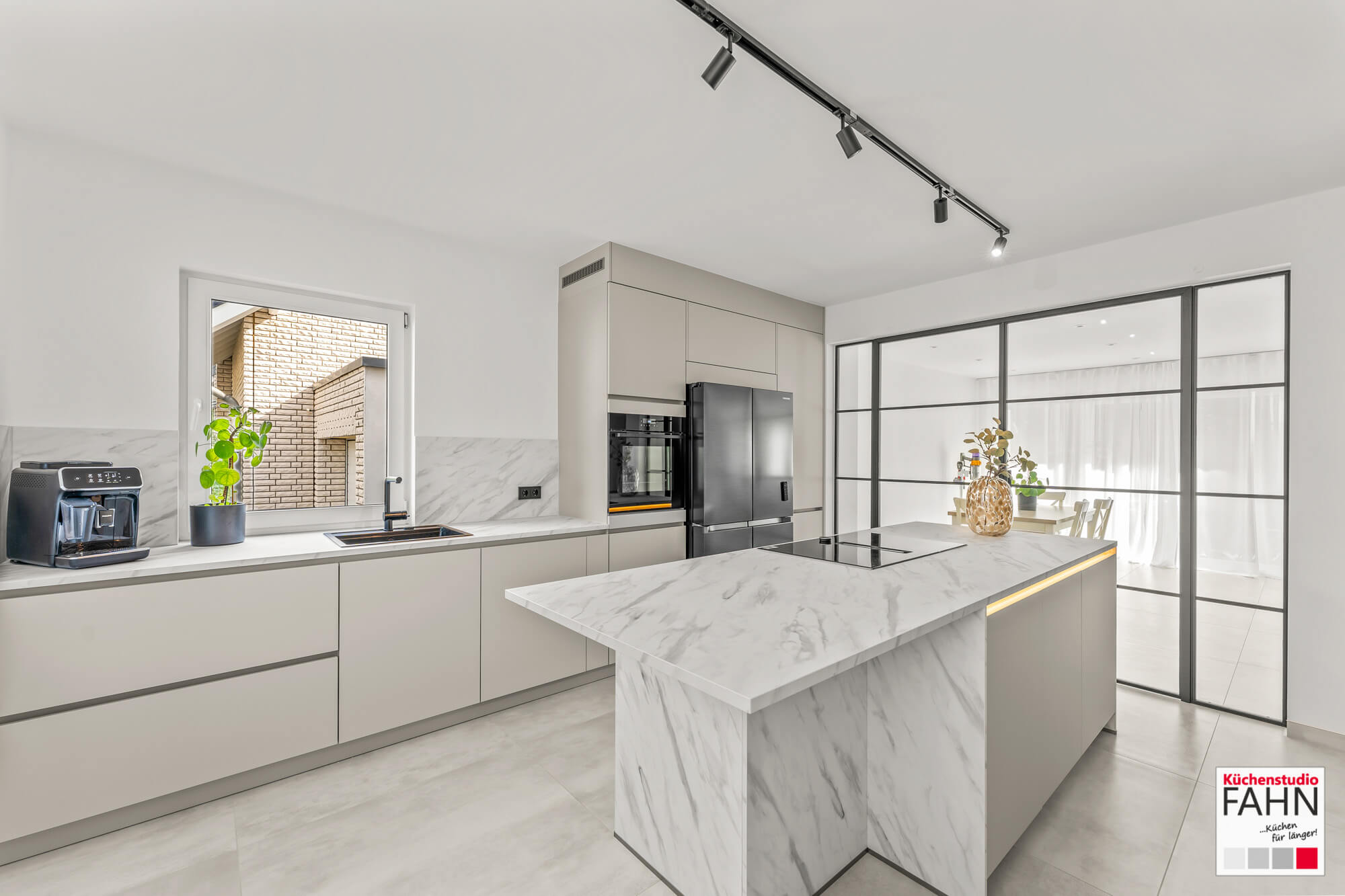 Häcker Designküche mit Kücheninsel Marmor und Kaschmir Fronten