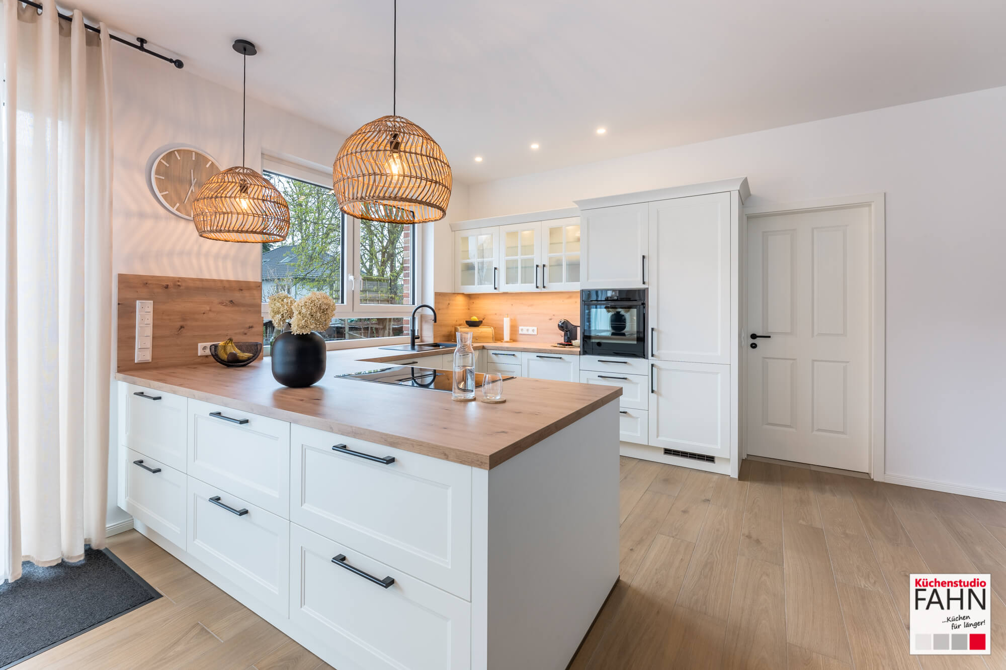 Häcker Landhausküche U-Form modern mit Holz Arbeitsplatte Häcker moderne Landhaus U-Küche