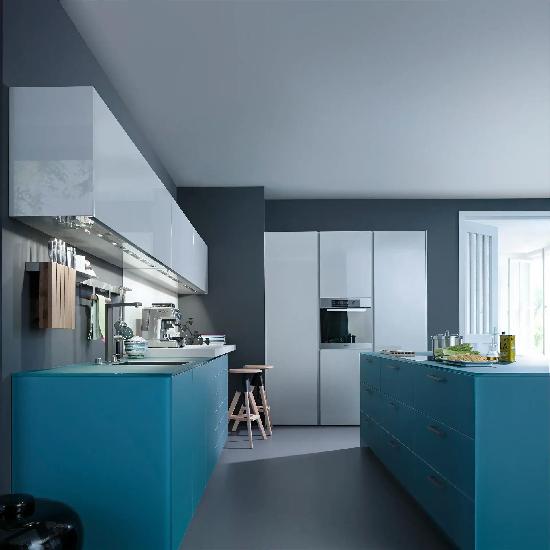 Leicht Design Inselküche Glasfront Blau