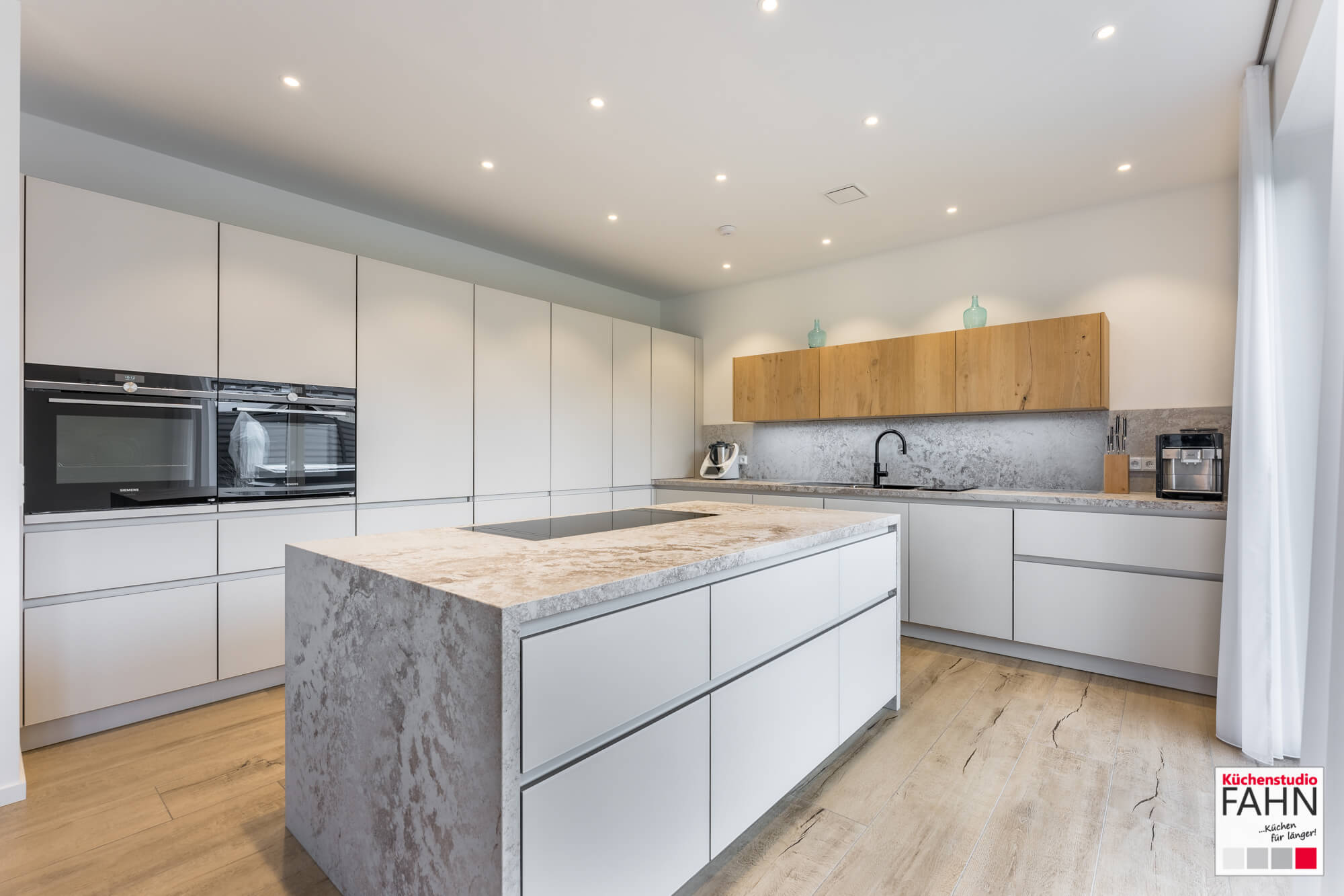 Leicht Design Inselküche mit Miele und Caeserstone Arbeitsplatte