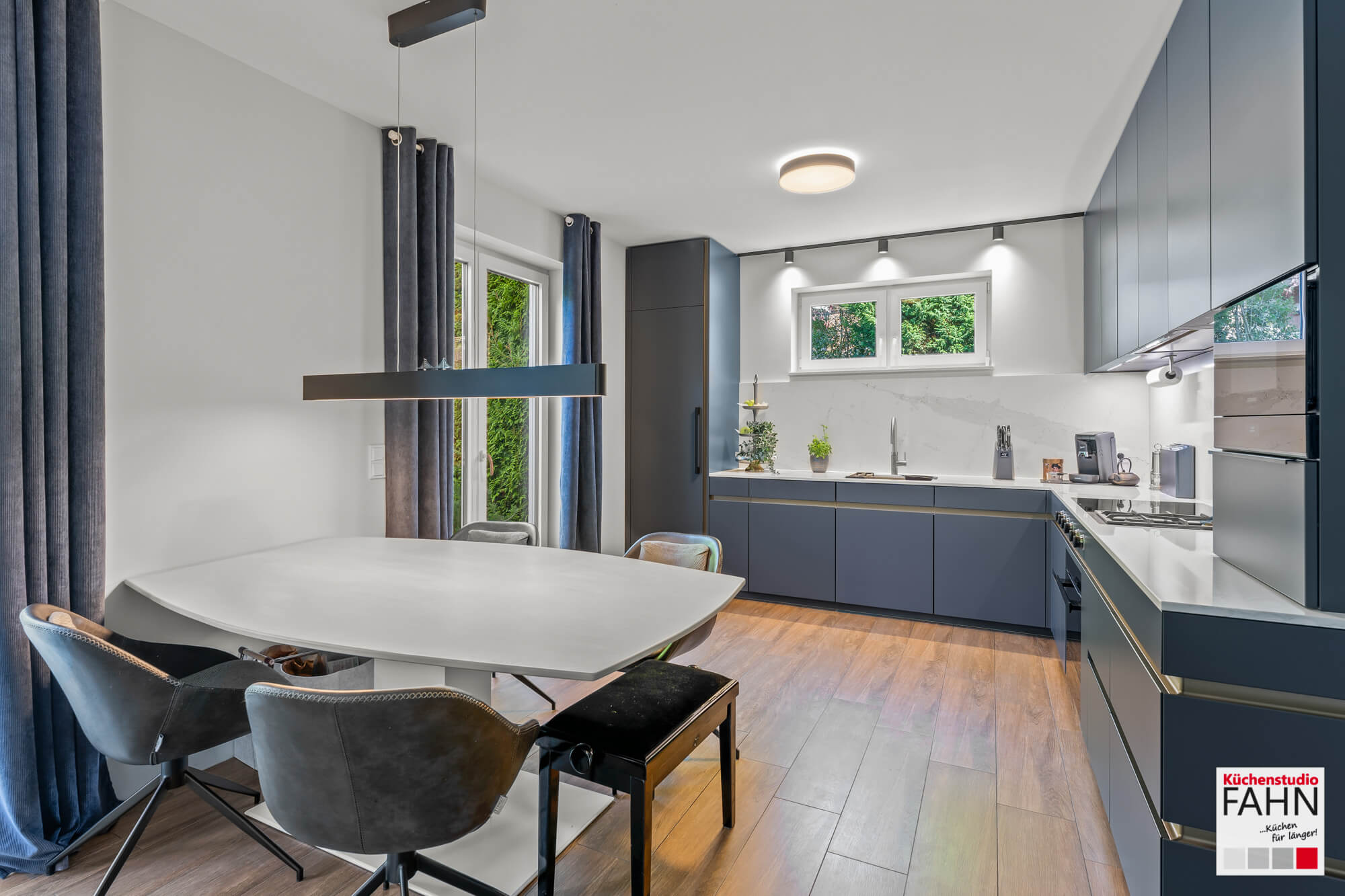 Leicht Design L-Küche blau grifflos mit Esstisch
