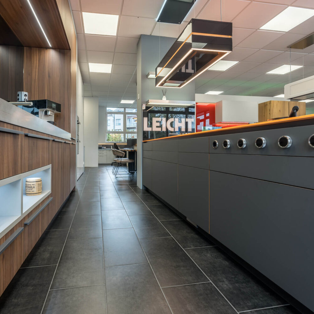 Leicht Design Inselküche synthia Nussbaum