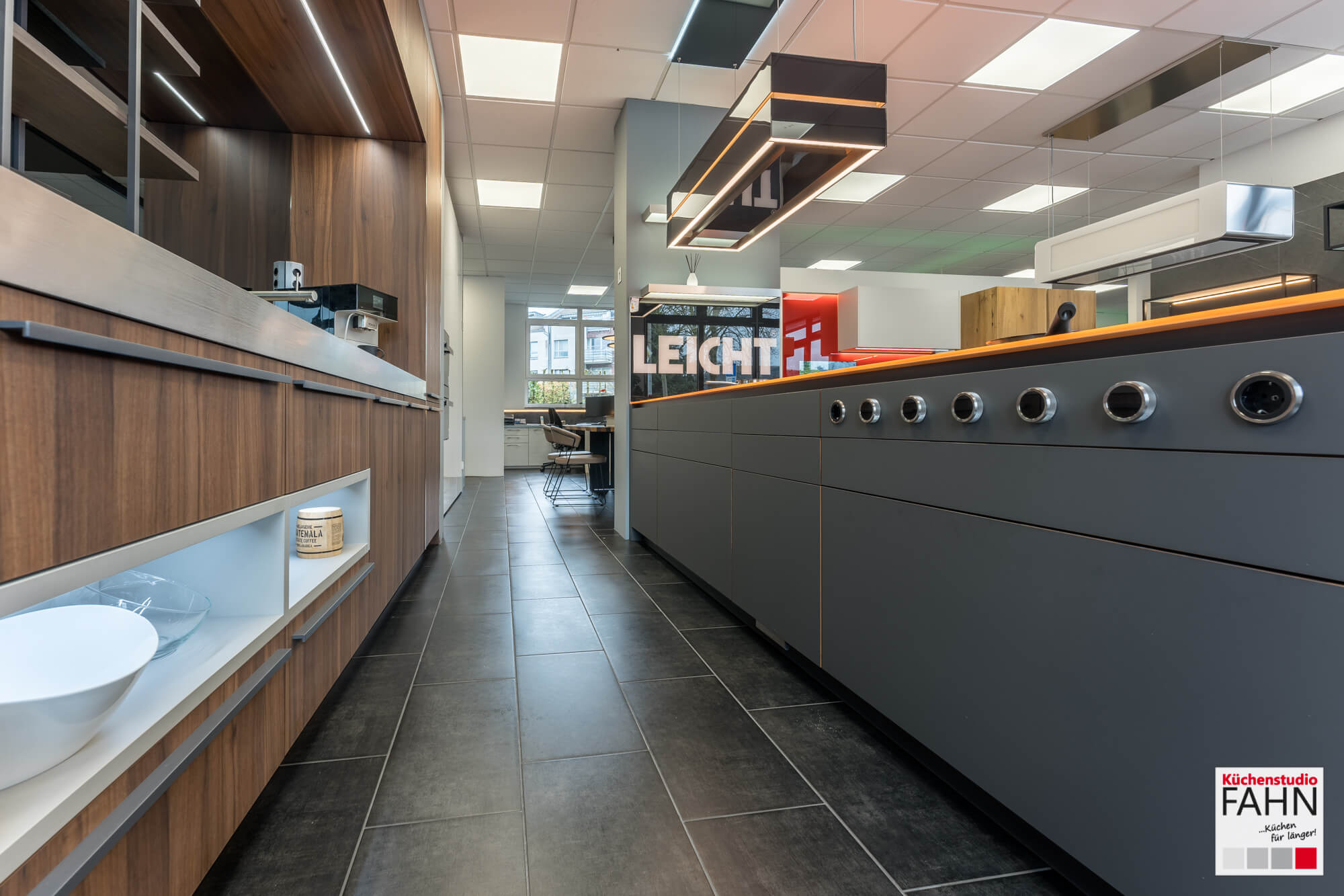 Leicht Design Inselküche synthia Nussbaum