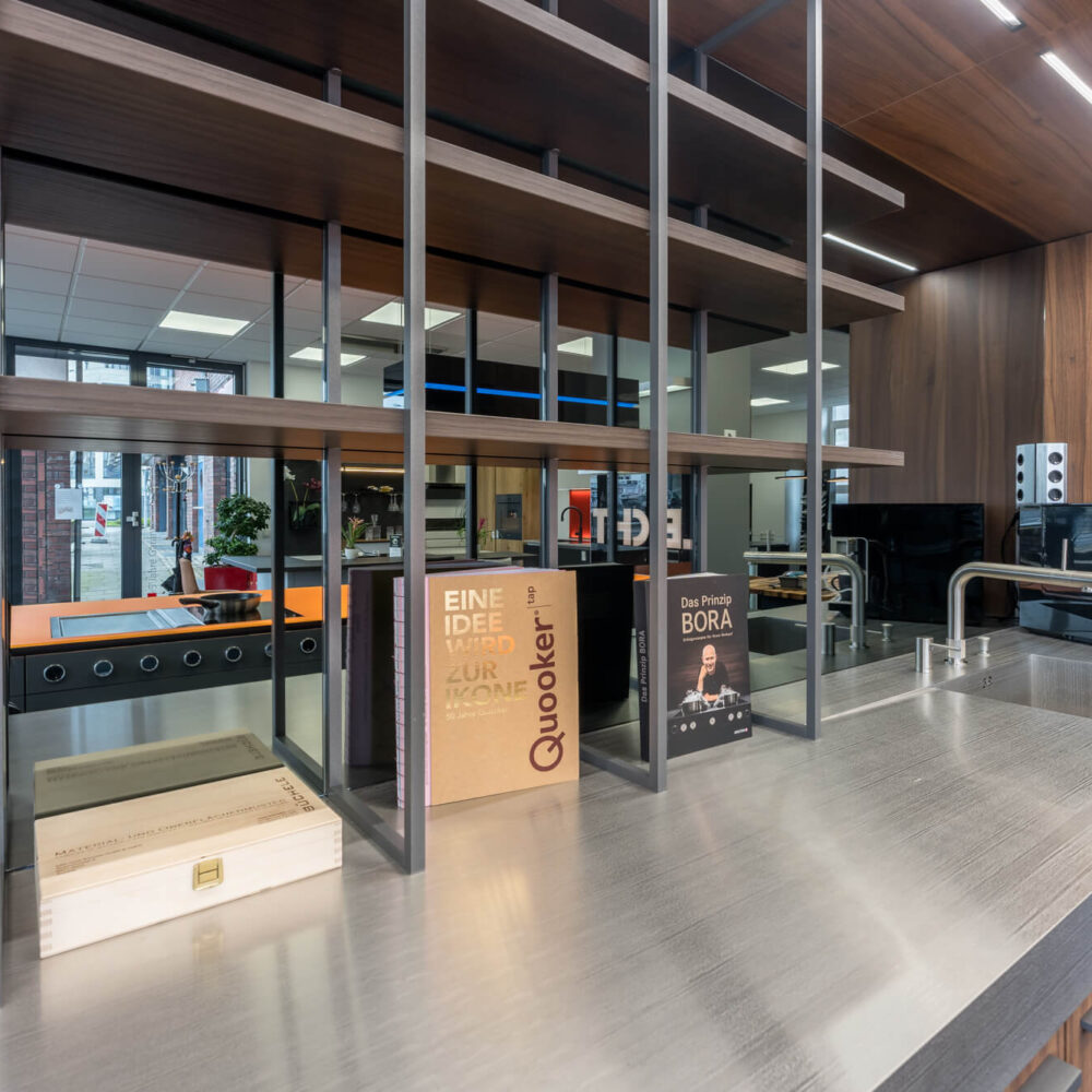 Leicht Designküche mit Arbeitsplatte Edelstahl Optik
