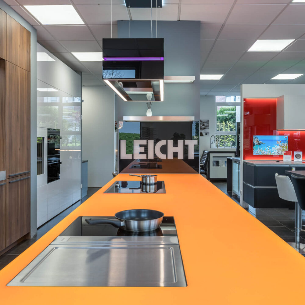 Leicht Designküche mit Glas Arbeitsplatte
