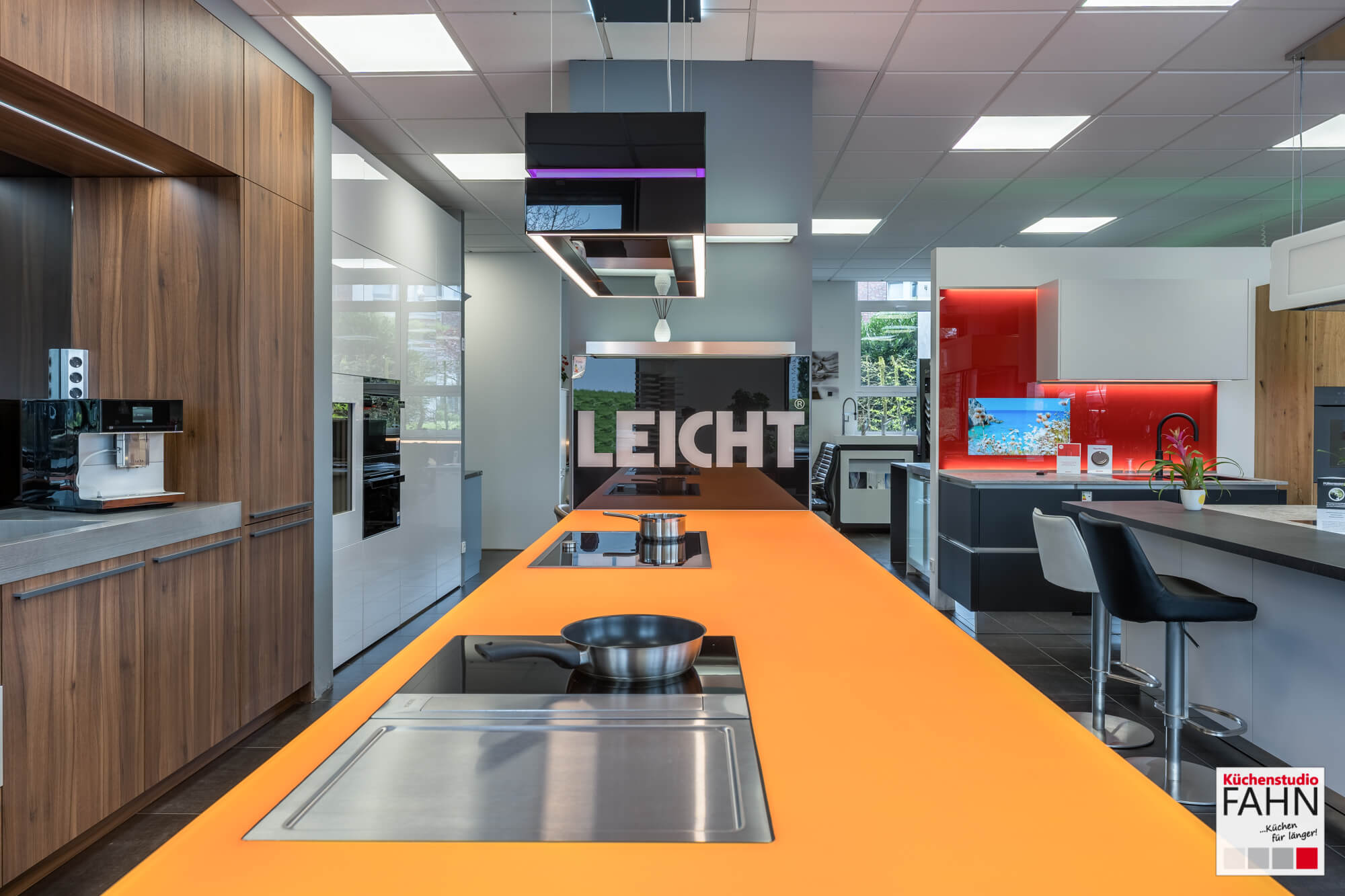 Leicht Designküche mit Glas Arbeitsplatte