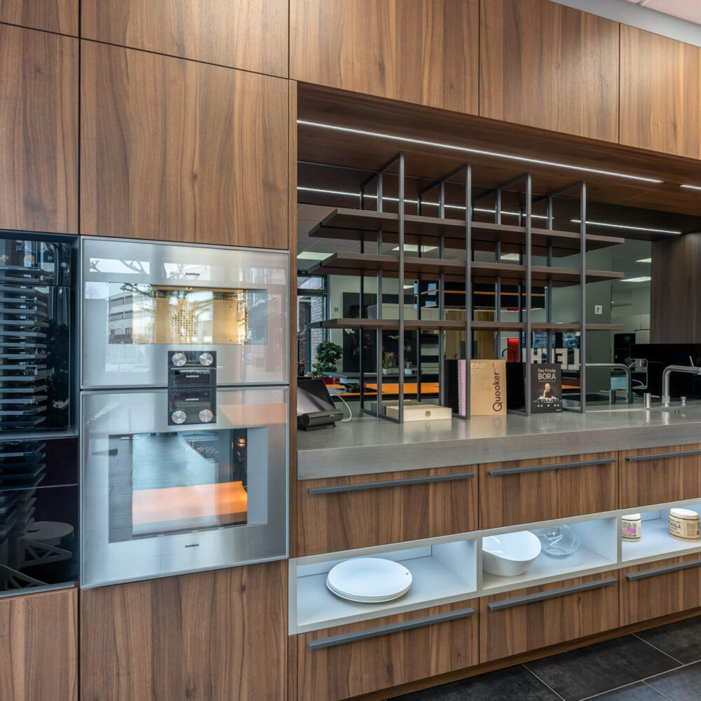 Leicht Designküche mit Hochschrank mit Gaggenau E-Geräten