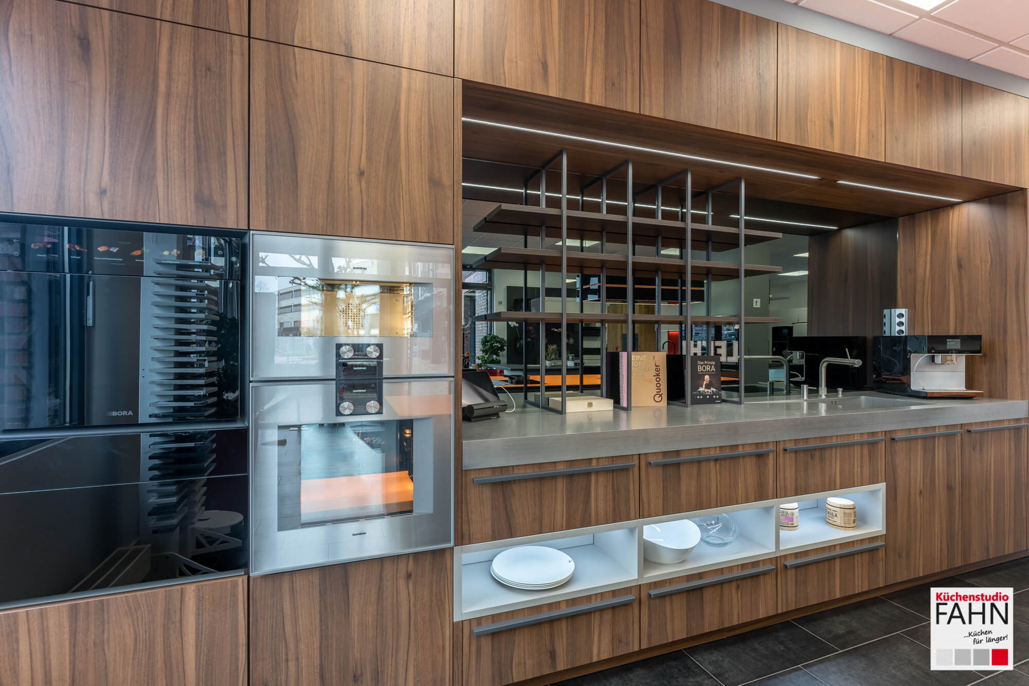 Leicht Designküche mit Hochschrank mit Gaggenau E-Geräten