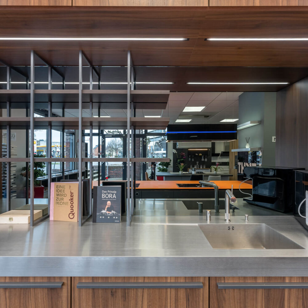 Leicht Designküche mit Insel und Glas Rückwand