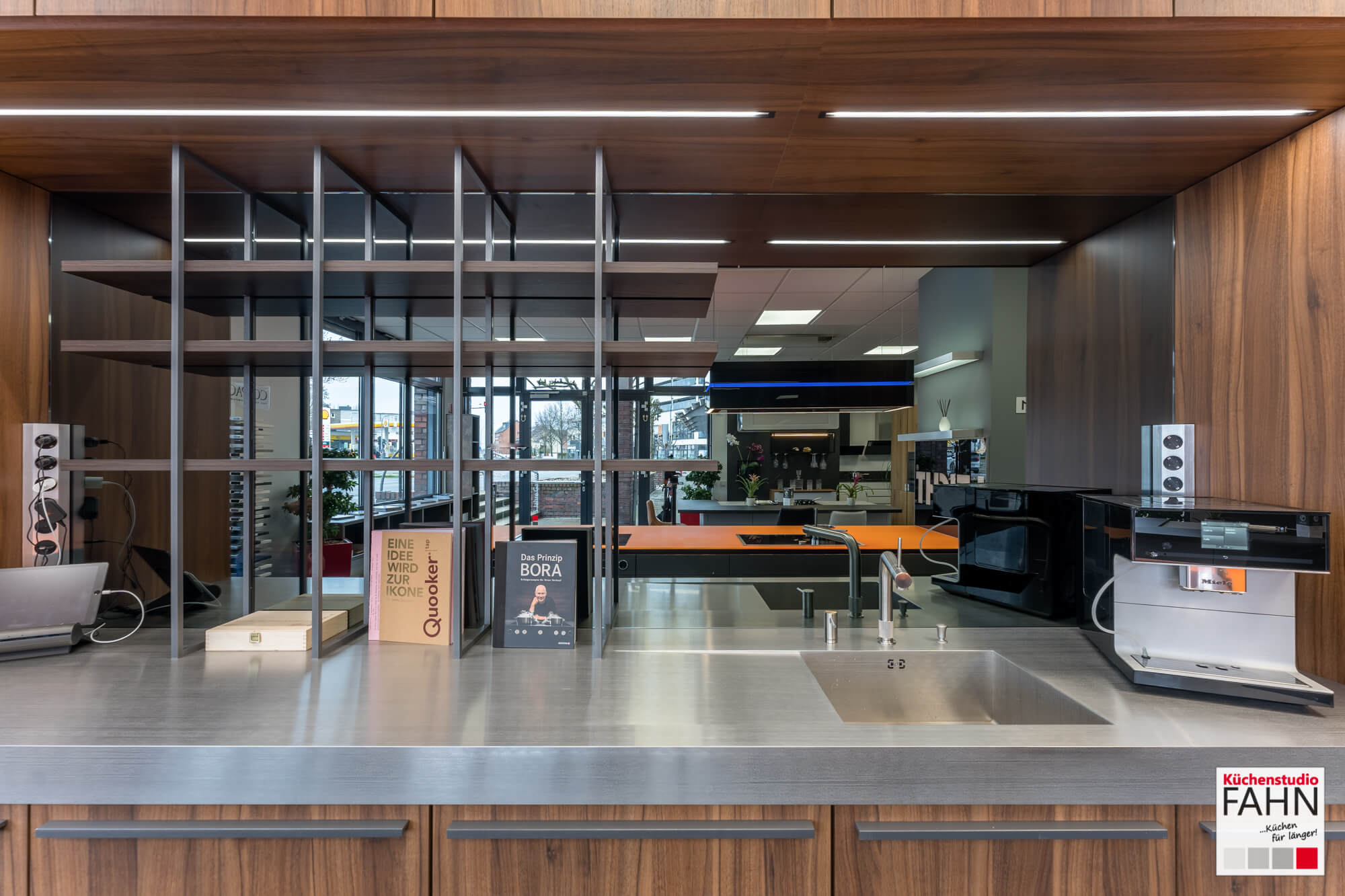 Leicht Designküche mit Insel und Glas Rückwand