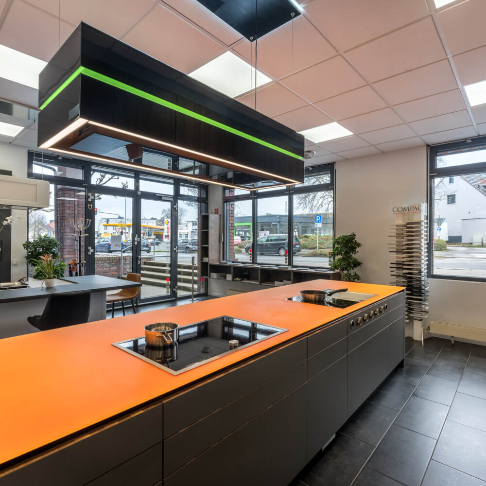 Leicht Designküche mit Kücheninsel und Elektrogeräten