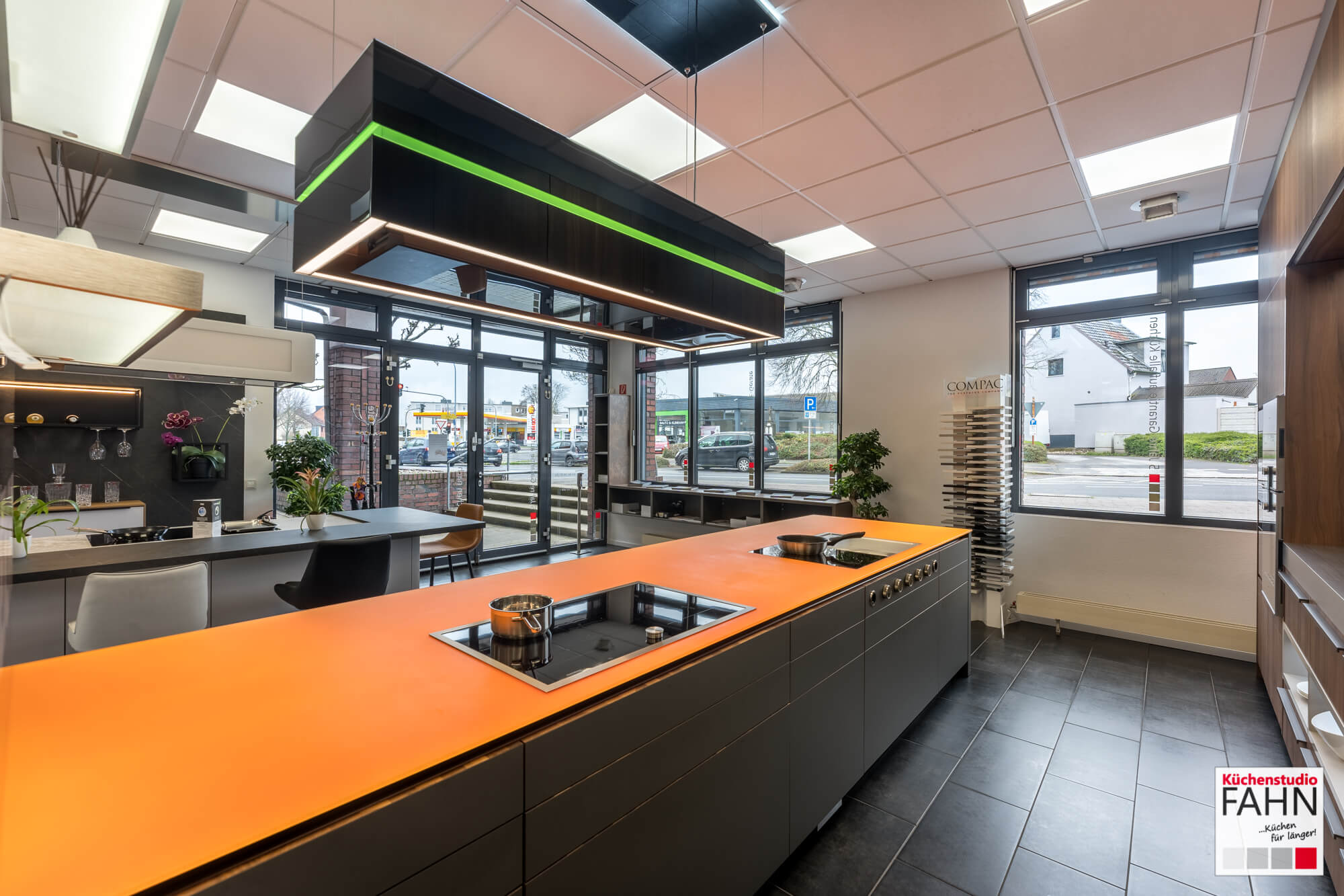 Leicht Designküche mit Kücheninsel und Elektrogeräten