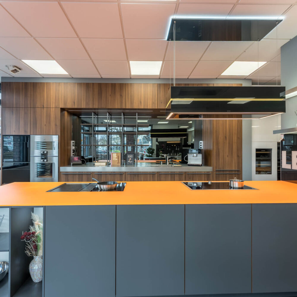 Leicht Designküche mit Kücheninsel und Hochschrank