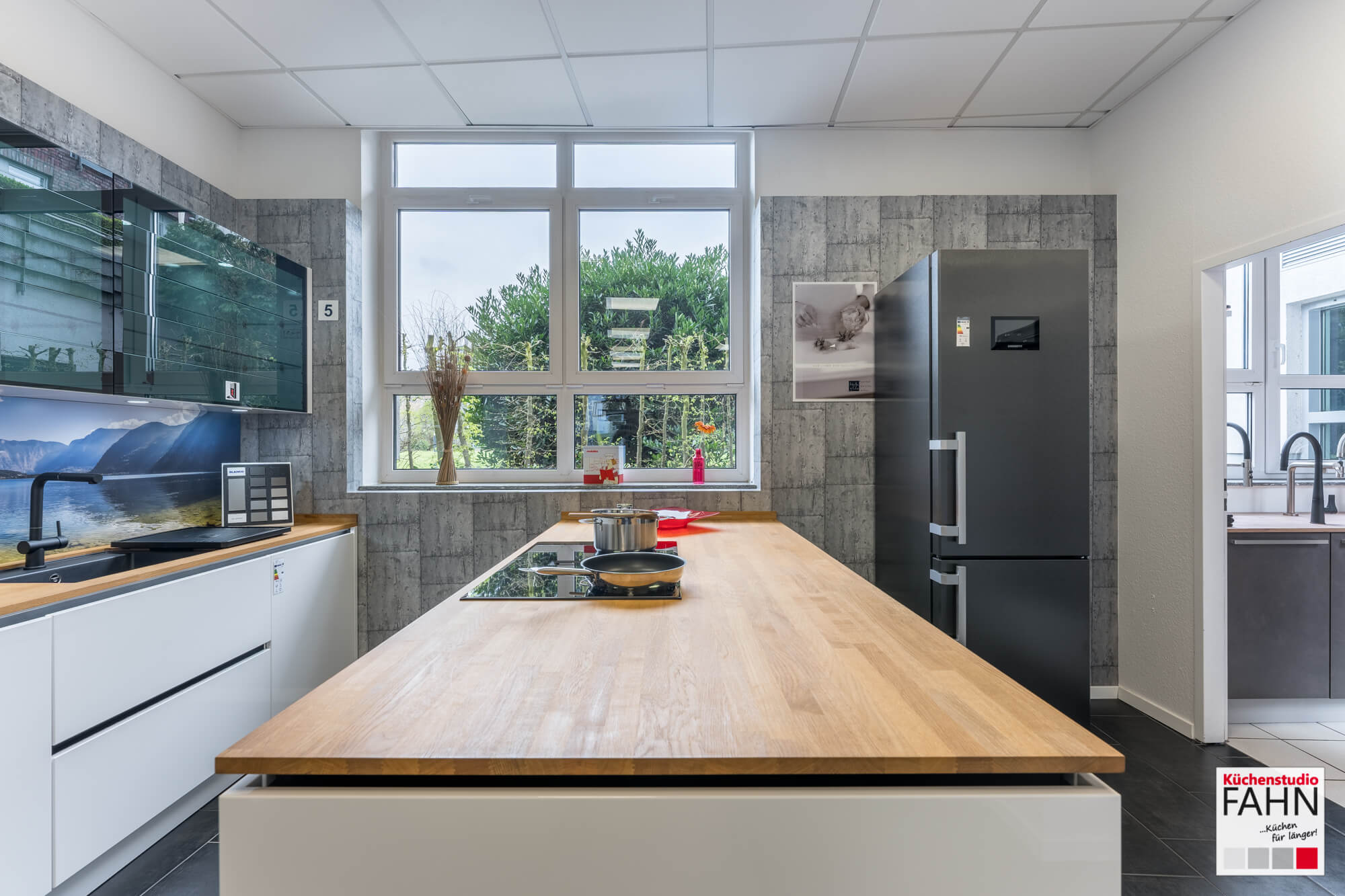 Nobilia Design Inselküche Lux weiß grifflos