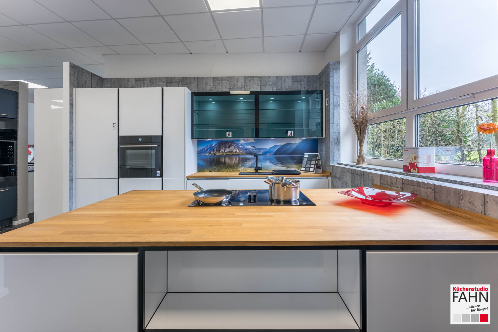 Nobilia Designküche Lux weiß grifflos mit Kücheninsel