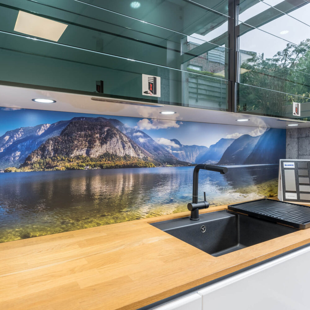 Nobilia Designküche mit Kücheninsel weiß mit Rückwand bedruckt