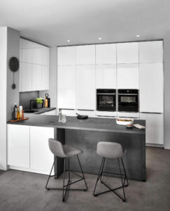 Nobilia Novalux moderne L-Küche mit Hochschrank