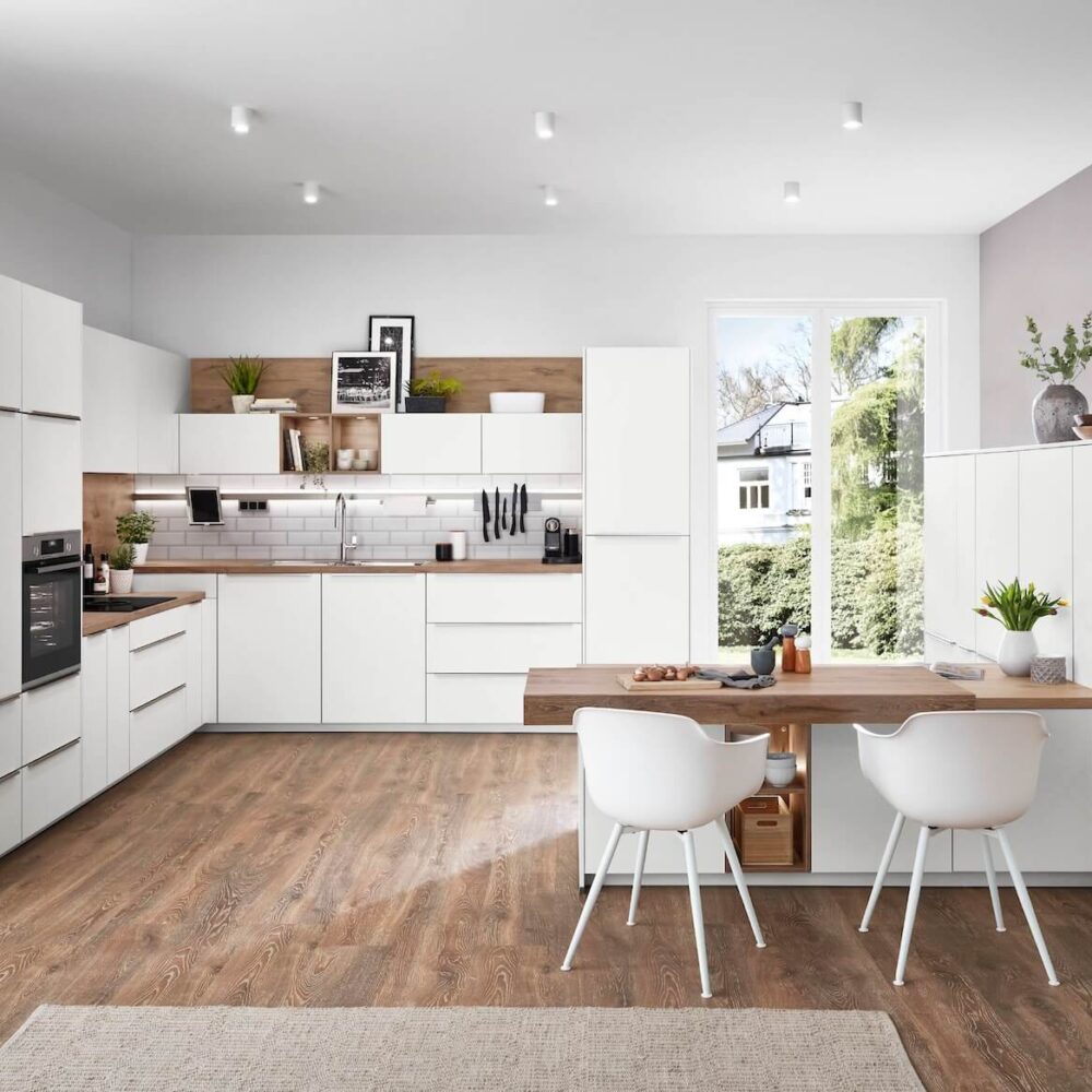 Nobilia moderne L-Küche mit Esstheke und Wandschrank