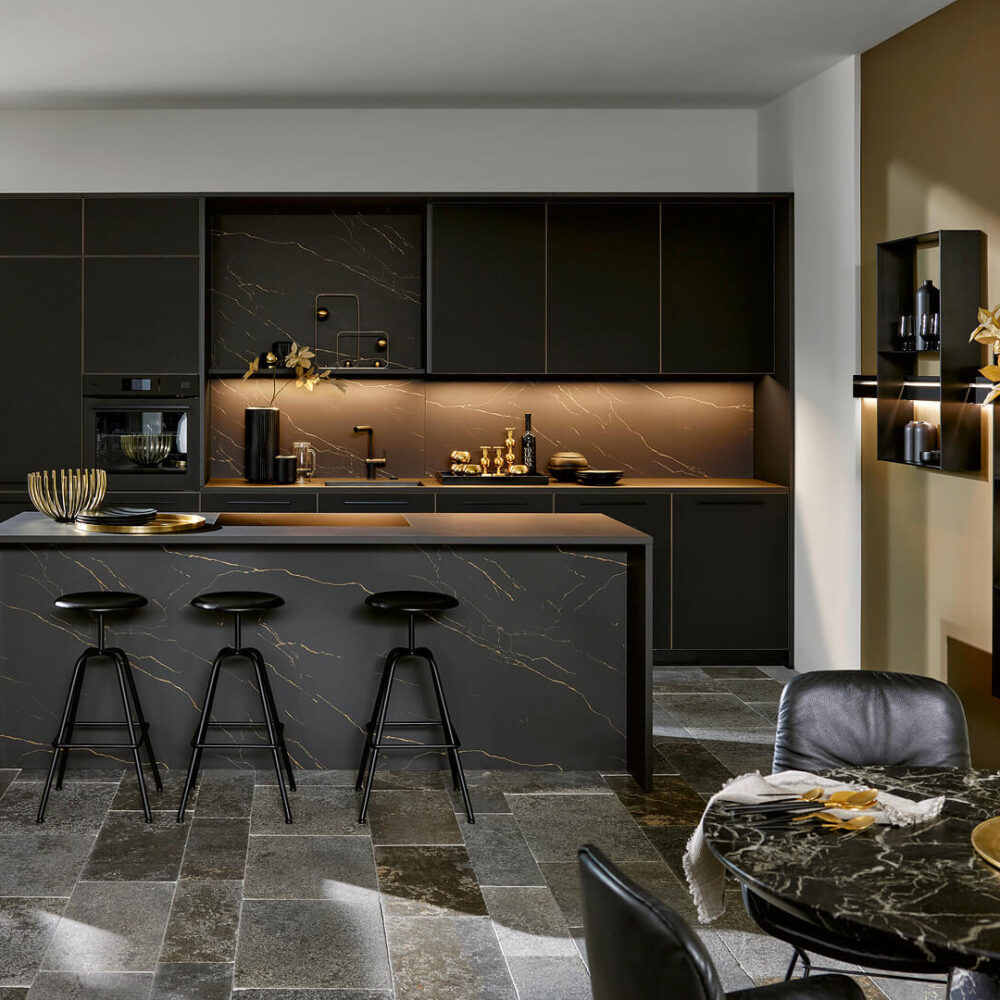 Nolte Designküche mit Insel schwarz Messingoptik