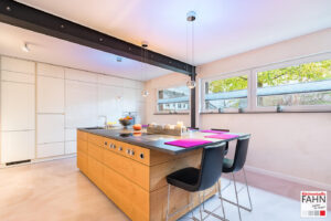 Designküche mit Echtholz Fronten und weißem Wandschrank