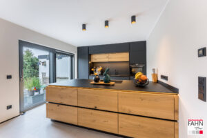 Häcker Design Inselküche holz mit Glas arbeitsplatte