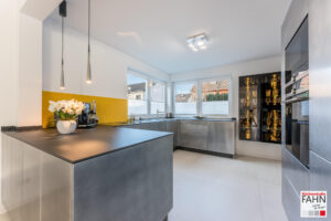 Häcker Designküche U-Form metallic grifflos mit Hochschrank