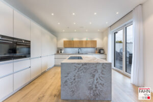 Leicht Design Inselküche IOS mit Miele und Caeserstone Arbeitsplatte