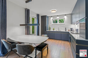 Leicht Design L-Küche blau grifflos mit Esstisch