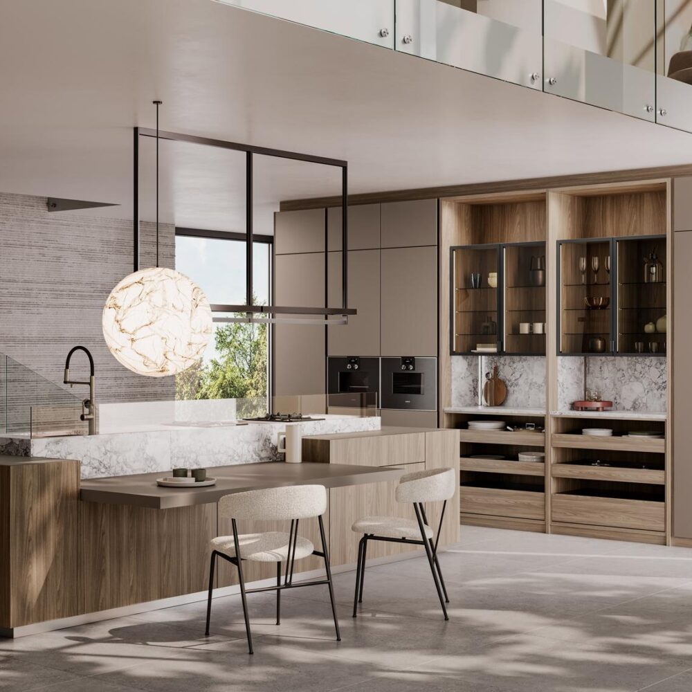 Leicht Design Inselküche Beige mit Holzinsel und Hochschrankwand im hohen Wohnraum