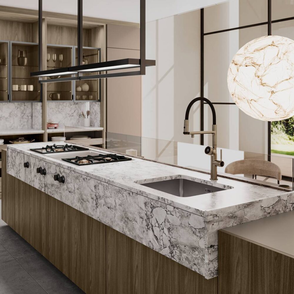 Leicht Design Inselküche Beige Kochinsel mit Marmoroptik und Gaskochfeld