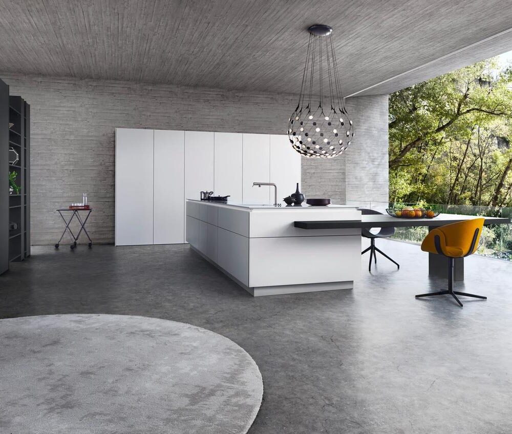 Leicht Design Inselküche Weiß mit Ansetztisch und Raumteiler im offenen Wohnraum