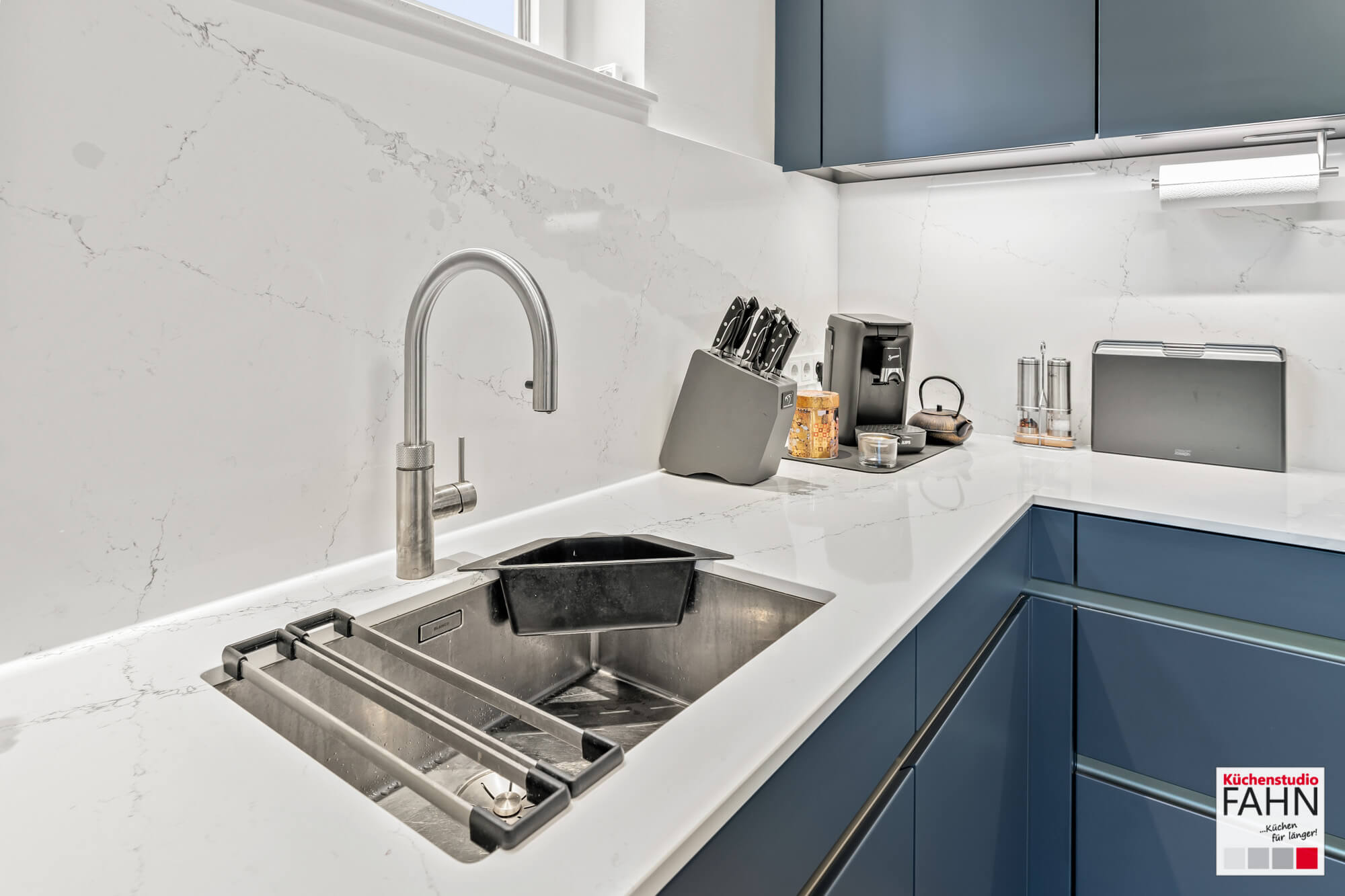 Blanco Küchenspüle in Leicht Designküche blau