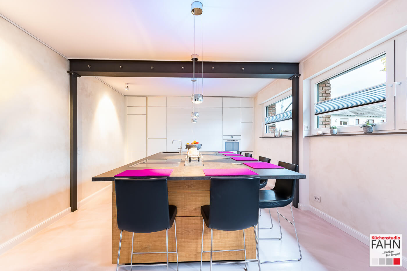 Design Inselküche Echtholz mit weißem Wandschrank