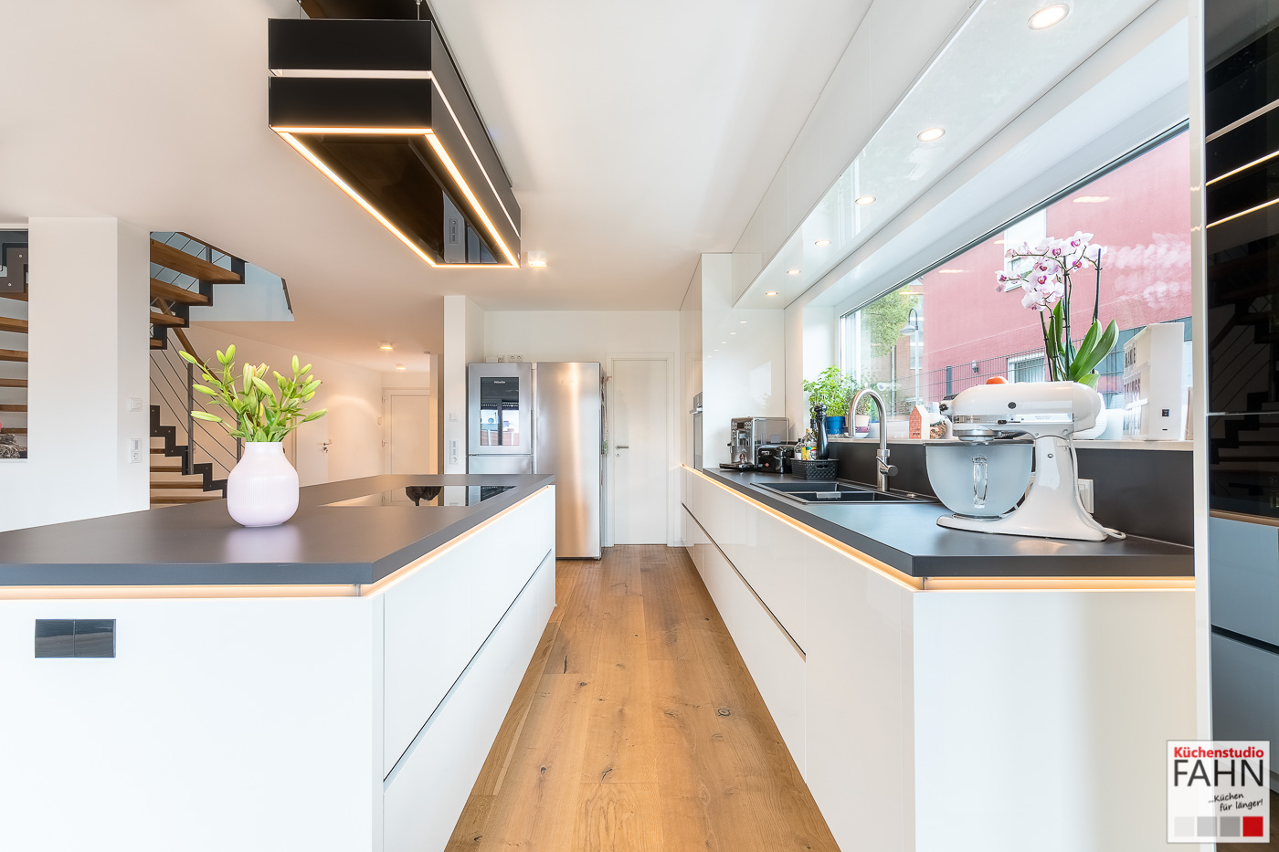 Design Inselküche weiß mit Miele French Door Kühlschrank