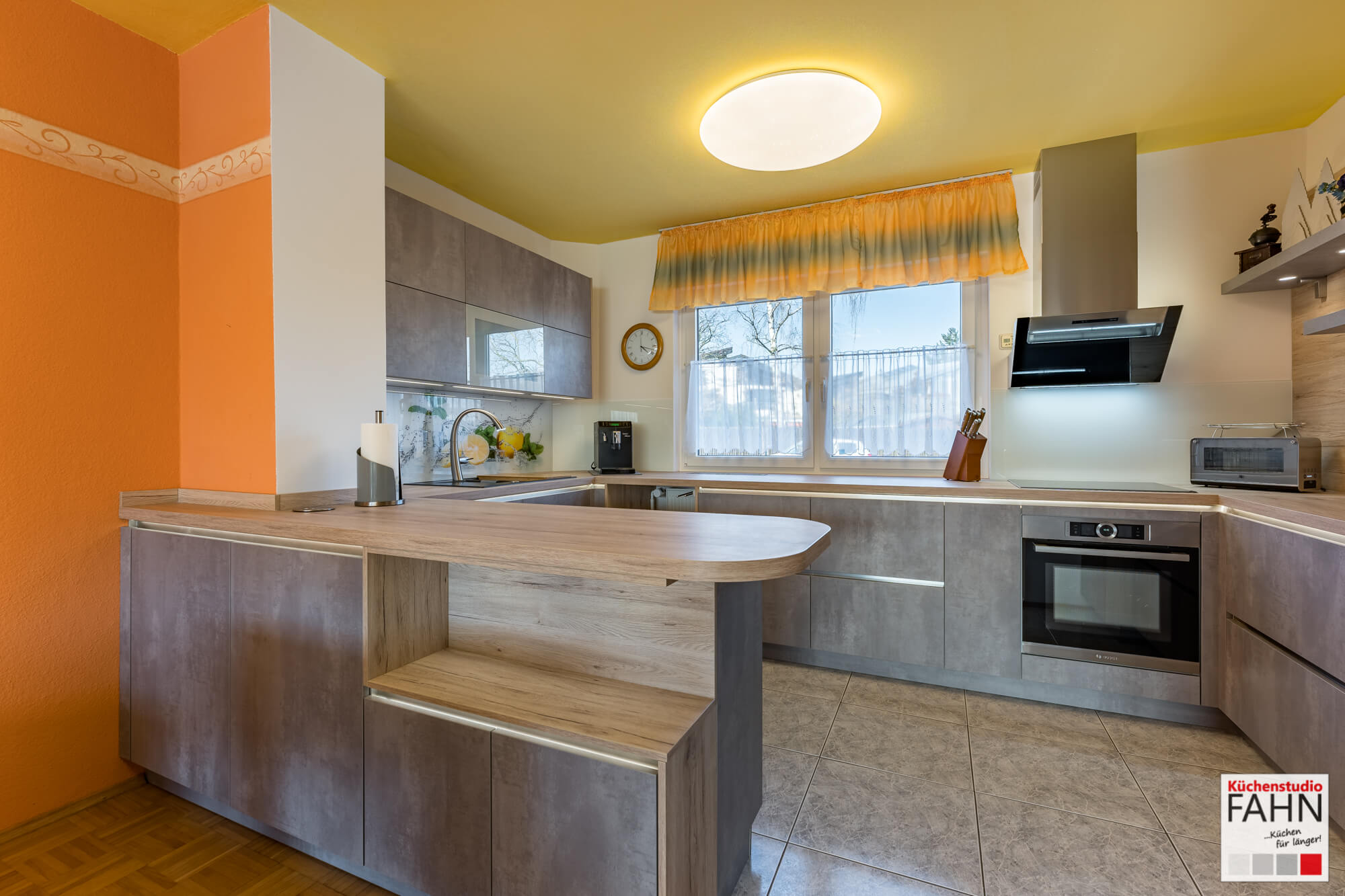 Häcker Design G-Küche grifflos beton mit Arbeitsplatte Holzoptik
