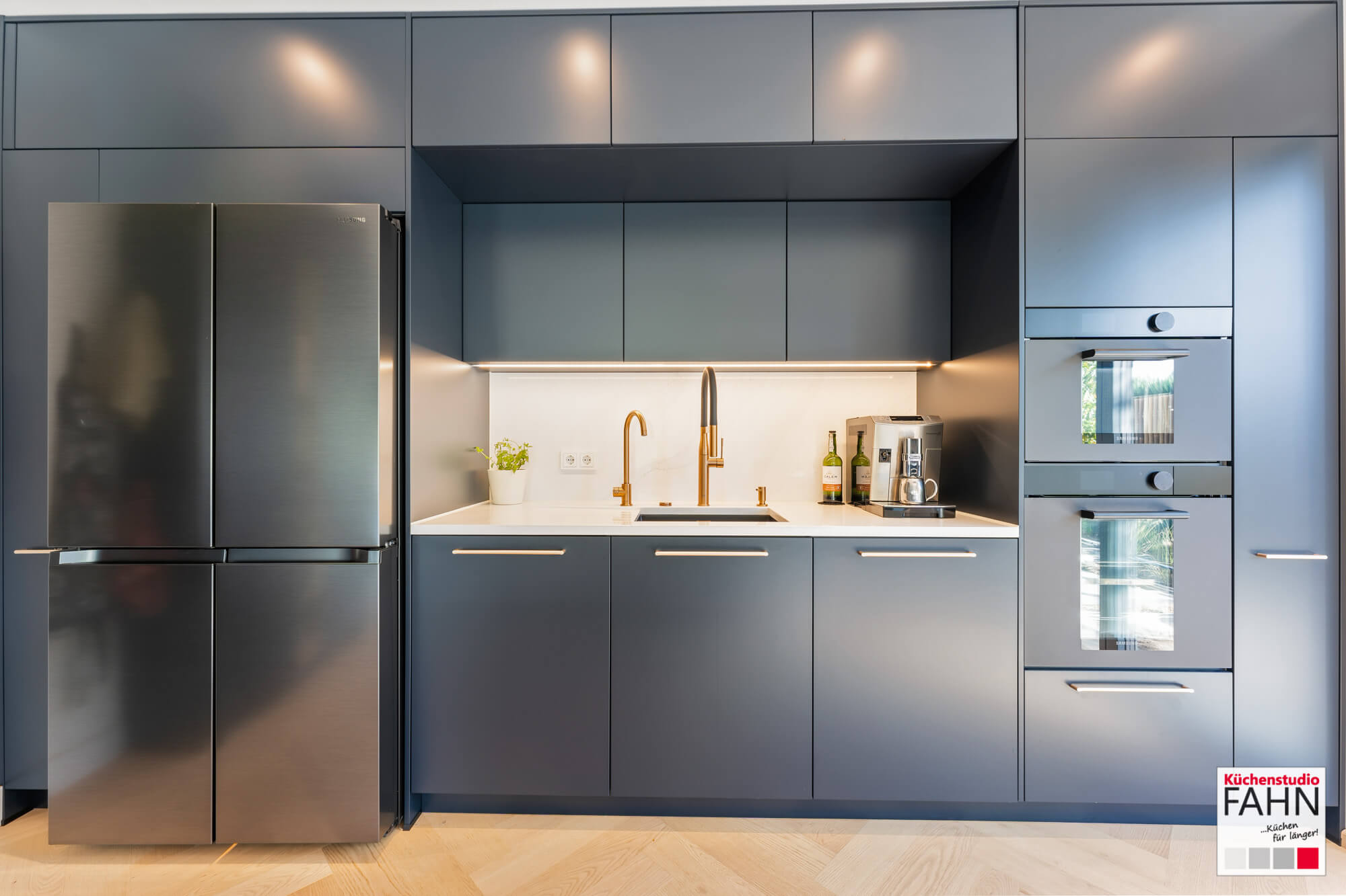 Häcker Design Inselküche Mattlack Samtblau Schrankwand nah