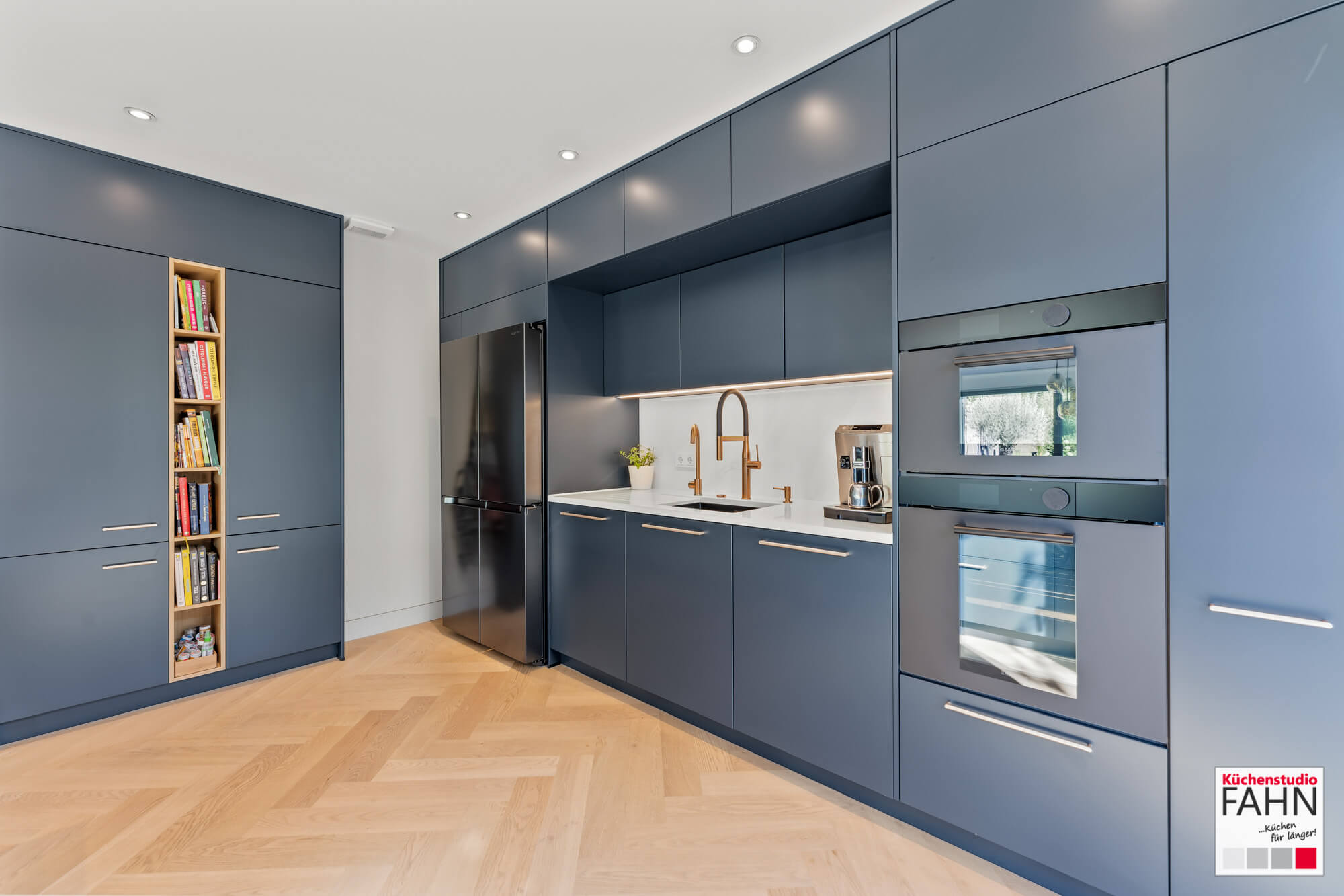 Häcker Design Inselküche Mattlack Samtblau Schrankwand seitlich