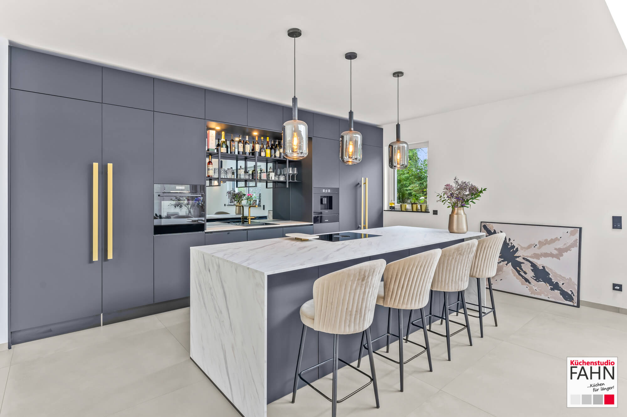 Häcker Design Inselküche Schwarz Calacatta HA seitlich