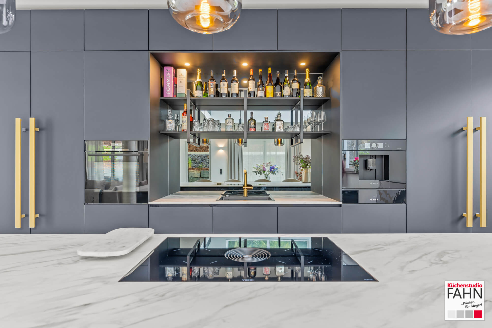 Häcker Design Inselküche Schwarz Calacatta Kochfeld