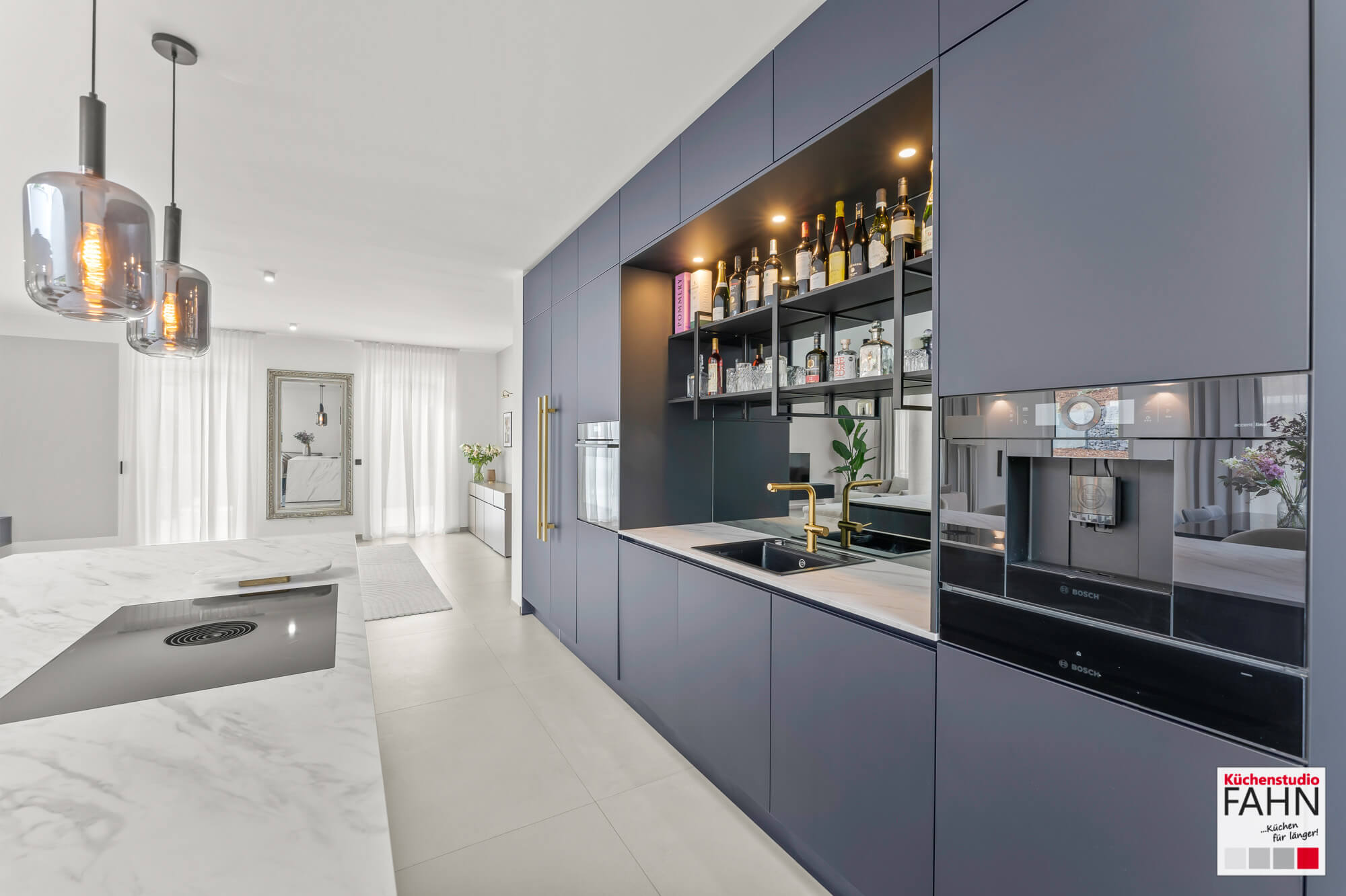 Häcker Design Inselküche Schwarz Calacatta Schrankwand