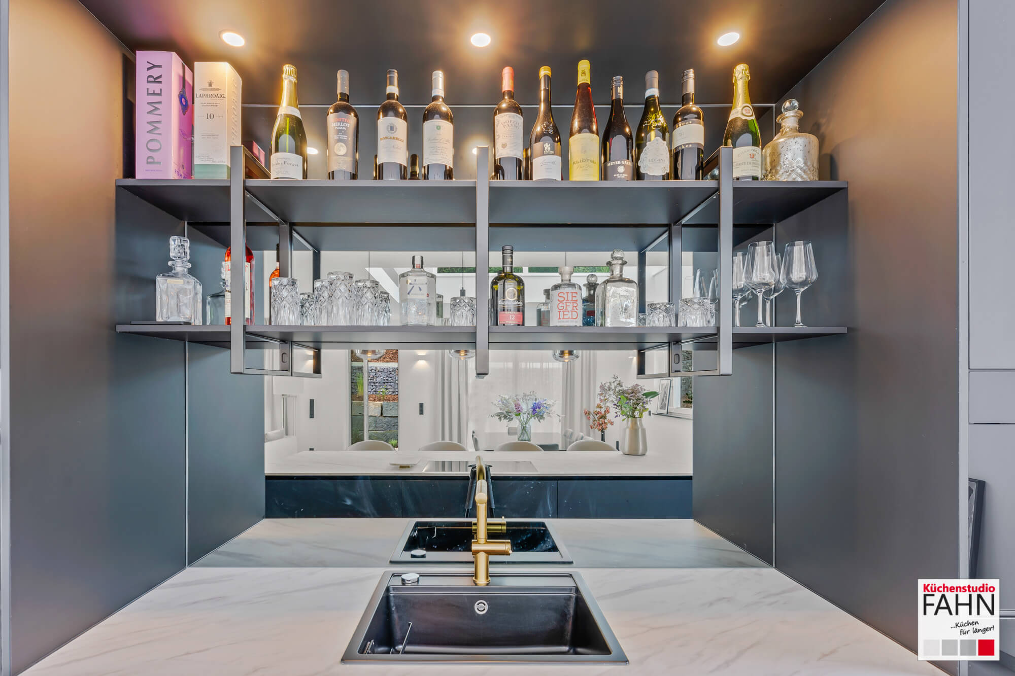 Häcker Design Inselküche Schwarz Calacatta Spüle und Regal