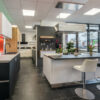 Häcker Design Inselküche grifflos mit Glasfronten