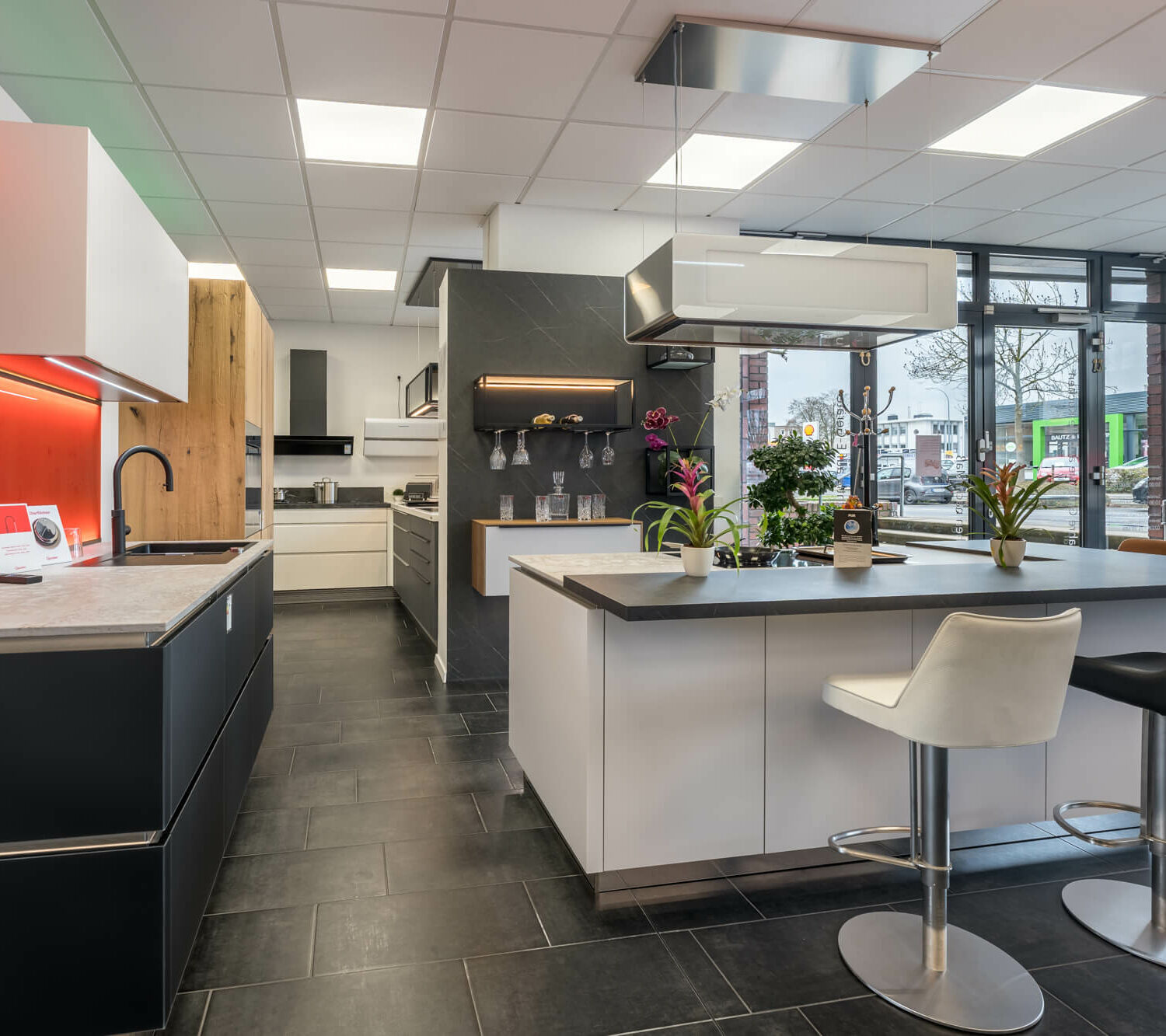 Häcker Design Inselküche grifflos mit Glasfronten