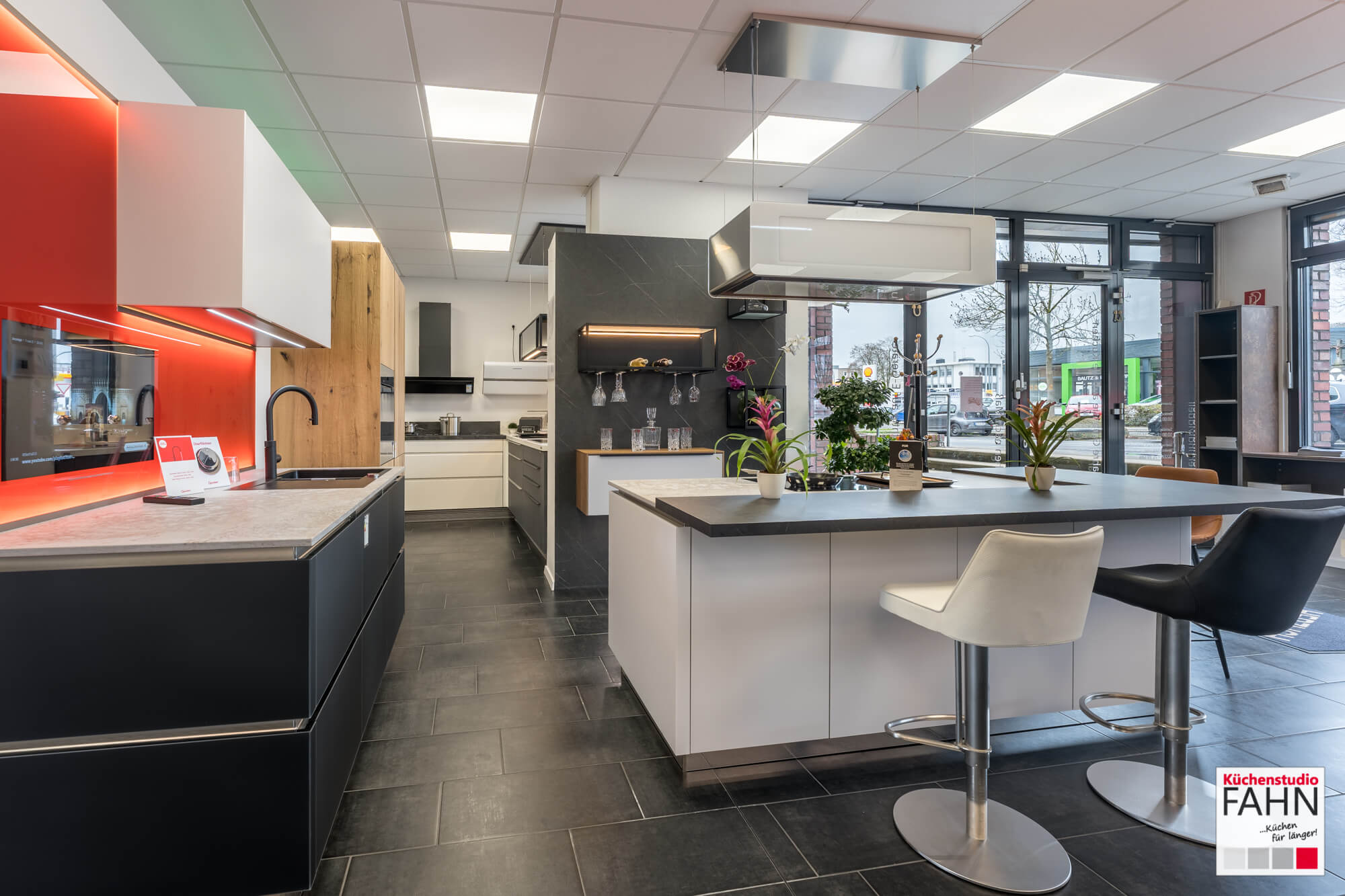 Häcker Design Inselküche grifflos mit Glasfronten