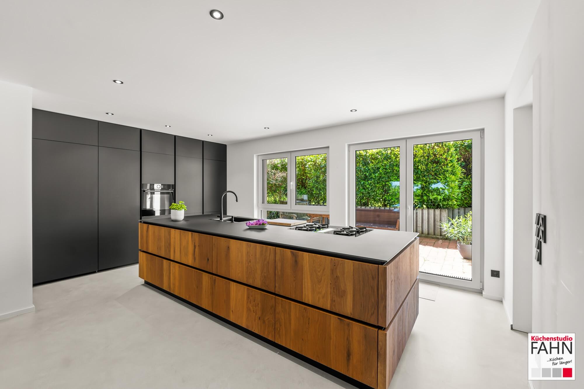 Häcker Design Inselküche schwarz matt fern