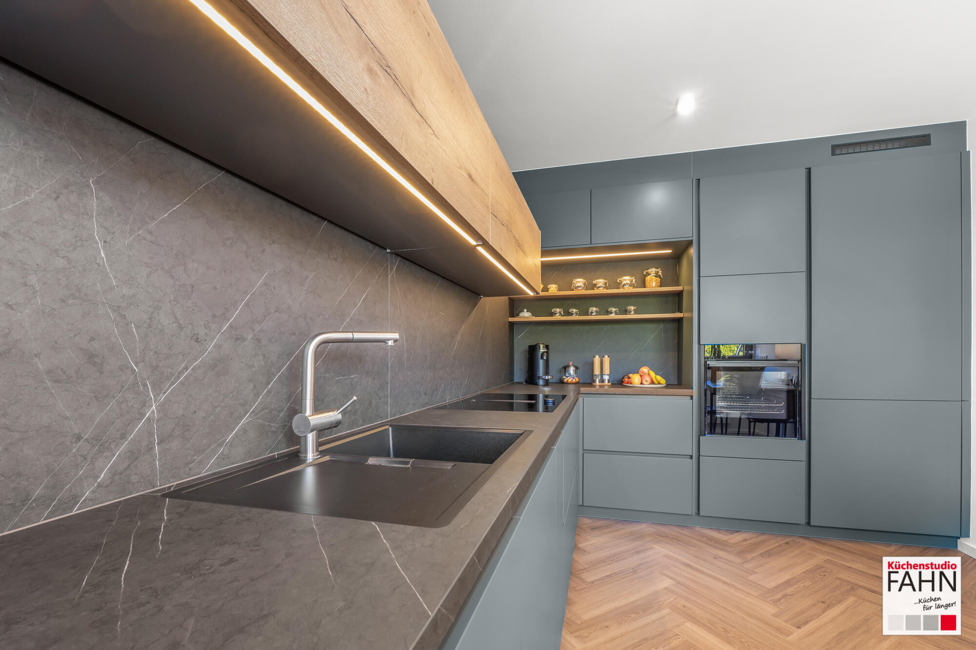 Häcker Design L-Küche Azur Mattlack seitlich