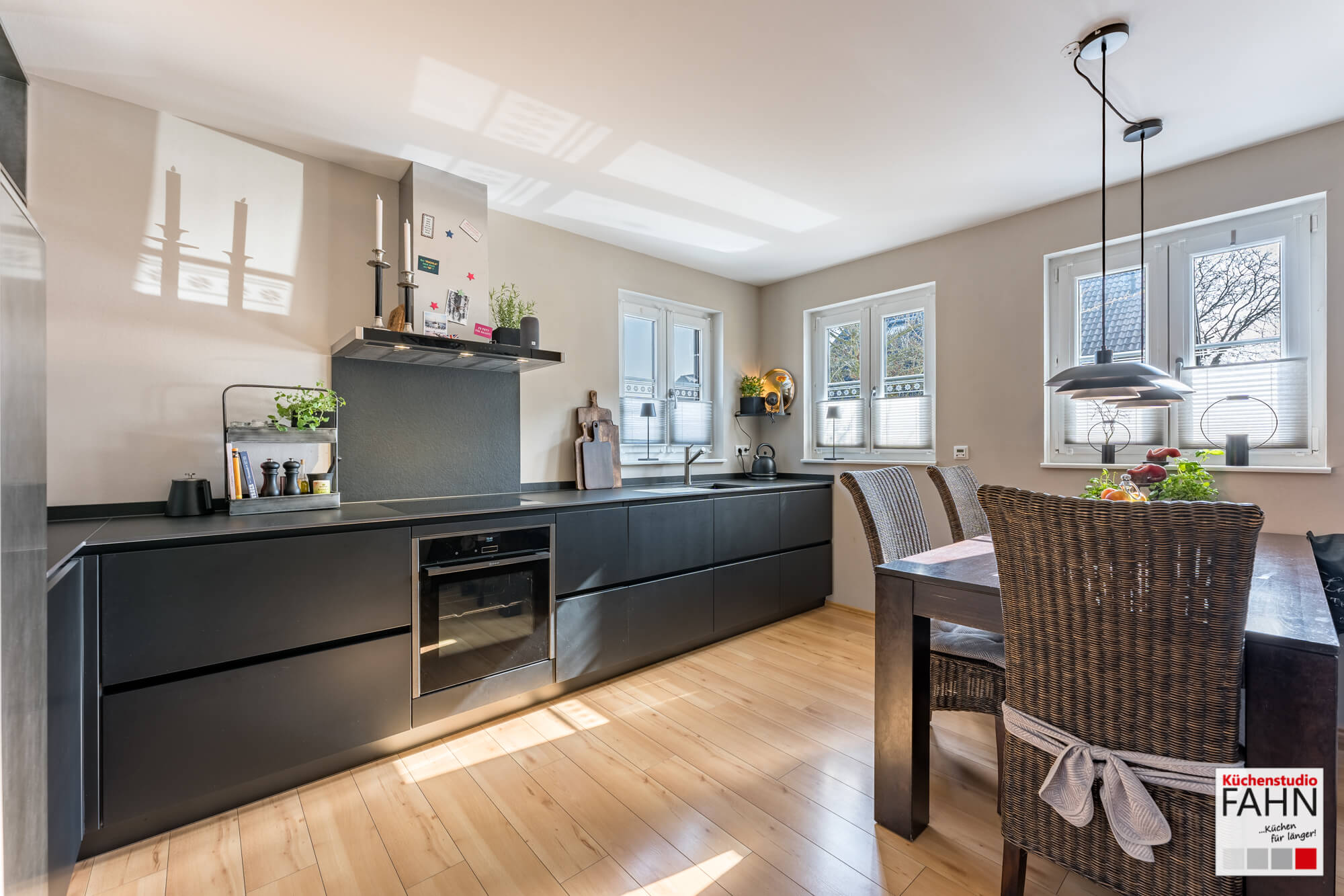 Häcker Design L-Küche schwarz matt mit Keramik Arbeitsplatte