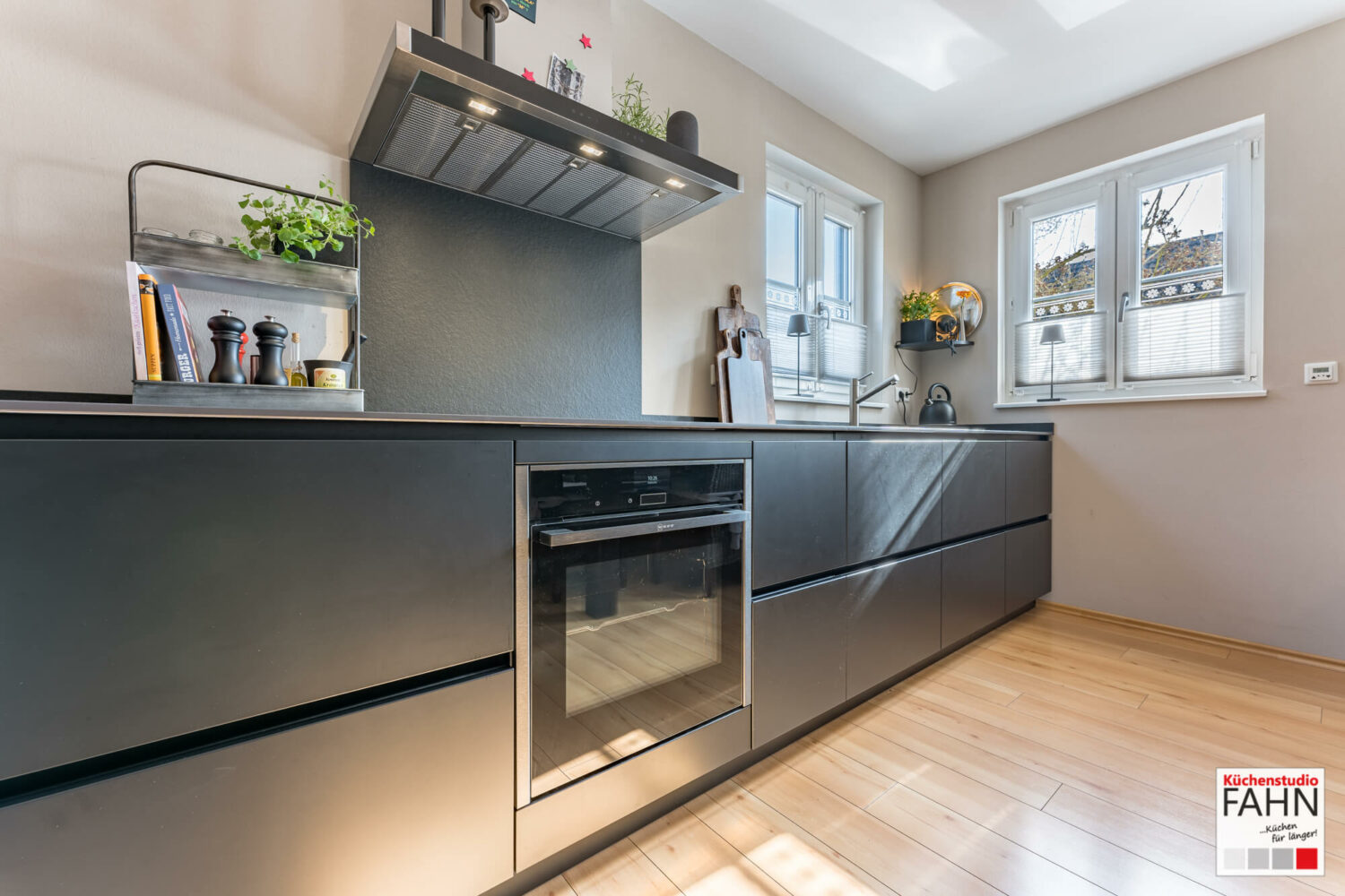 Häcker Design L-Küche schwarz matt mit Neff Backofen