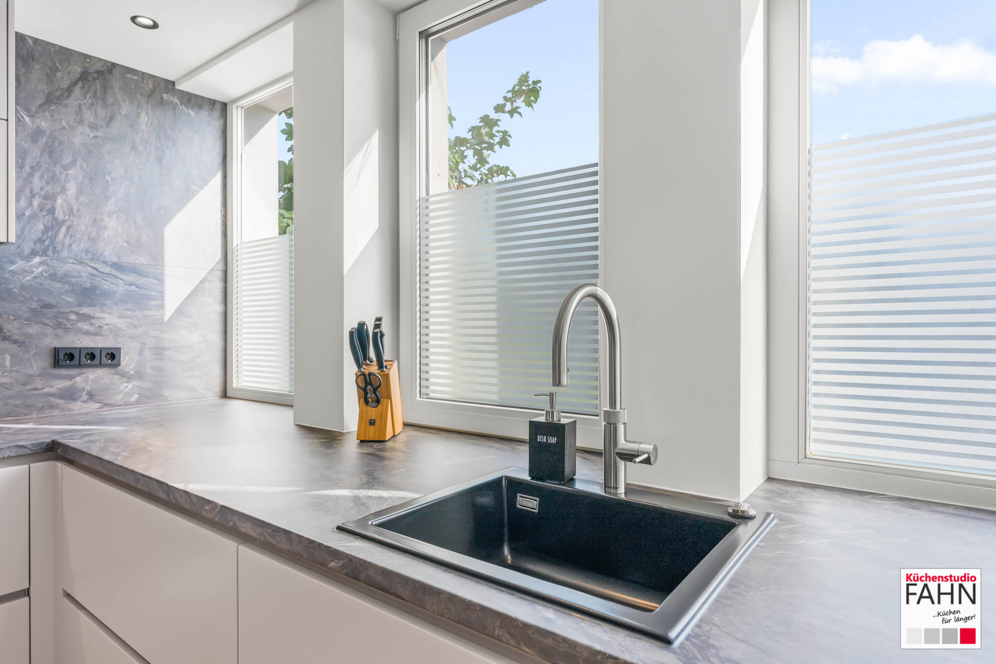 Häcker Design U-Küche beige Spüle nah